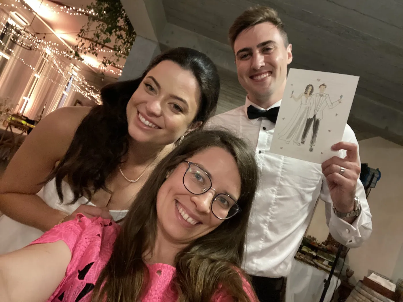 Artystka z parą młodą, pan młody trzyma akwarelowy portret w Villa Love