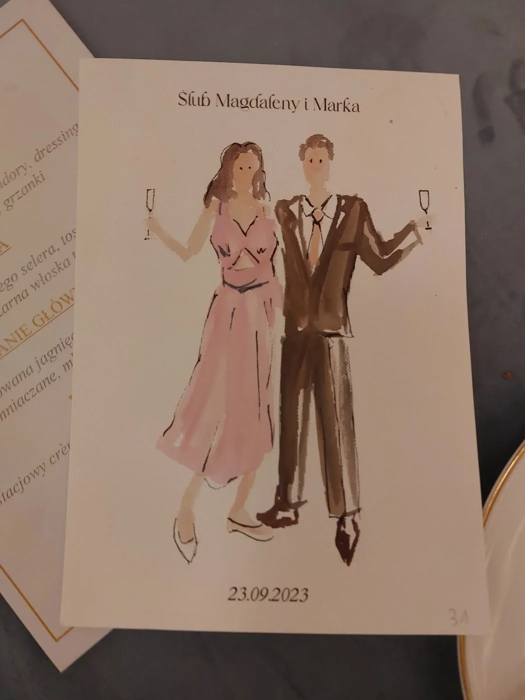 Akwarelowa ilustracja pary gości w różowej sukience i garniturze z datą wesela
