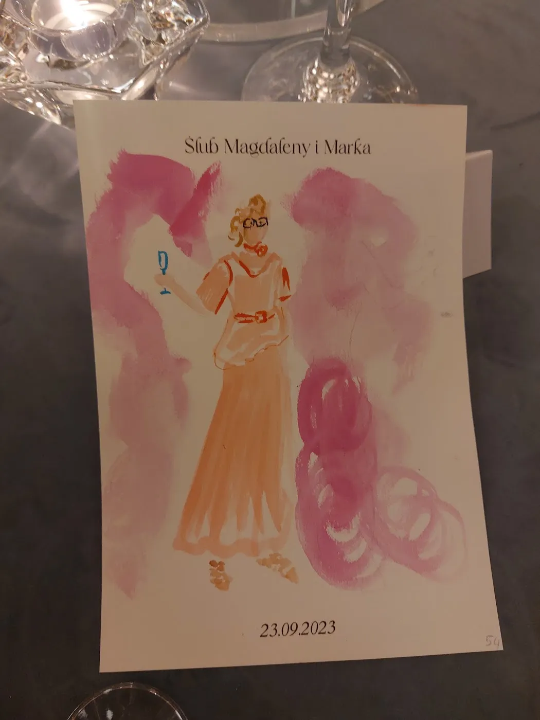 Akwarelowa ilustracja gościa w pomarańczowej sukience na różowym tle