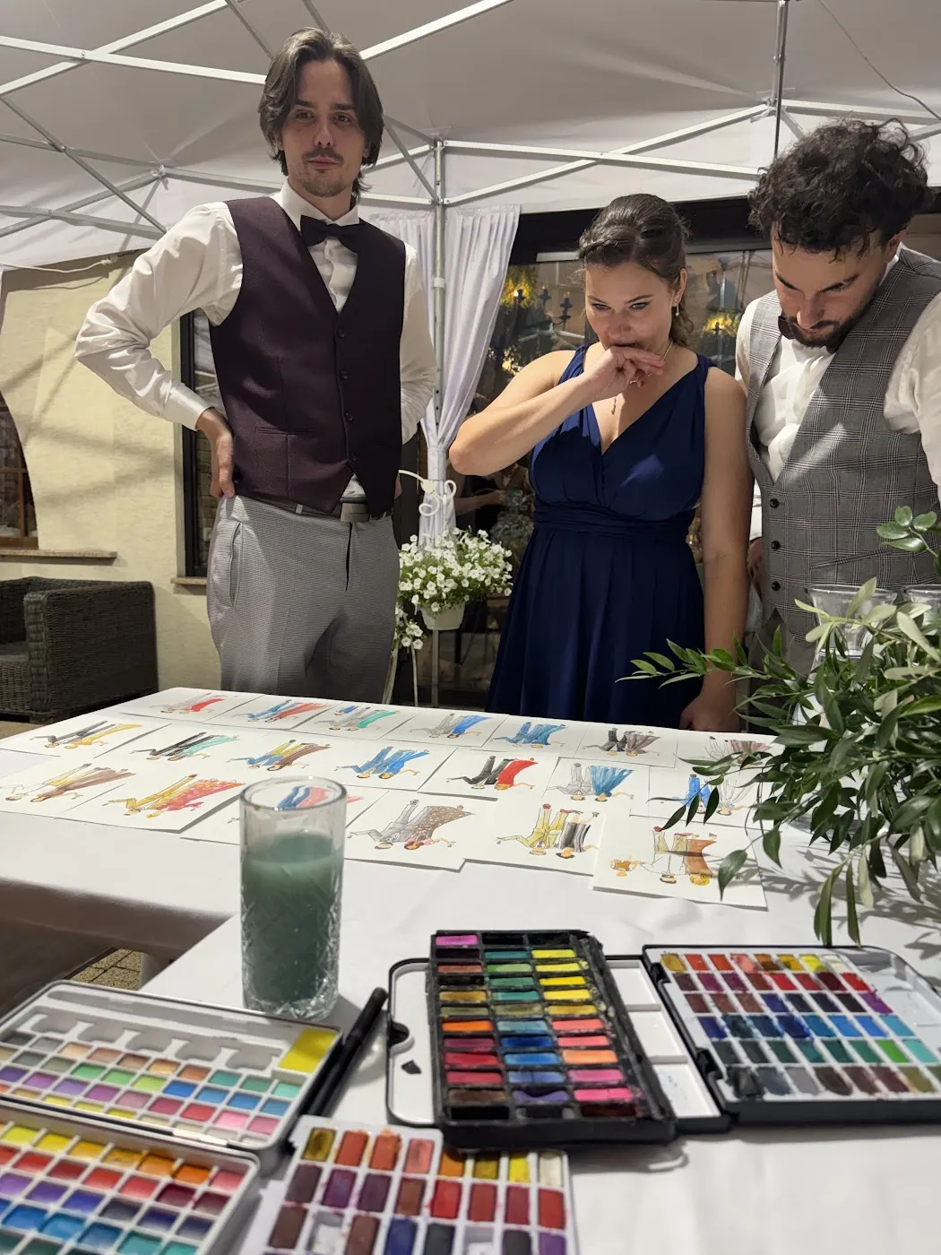 Goście oglądają akwarelowe ilustracje rozłożone przy stanowisku LiveArt w Patio Zajazd