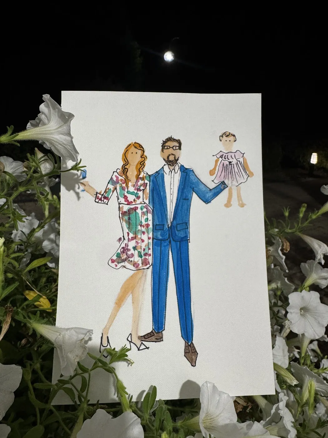 Akwarelowa ilustracja rodziny z dzieckiem wśród białych kwiatów w Patio Zajazd