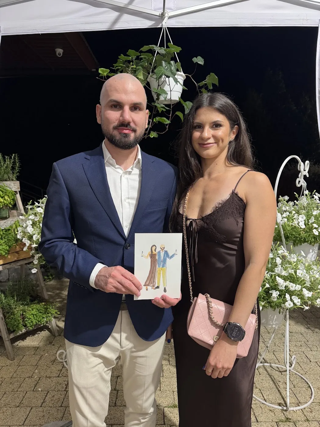 Para gości z akwarelową ilustracją wieczorem na weselu w Patio Zajazd