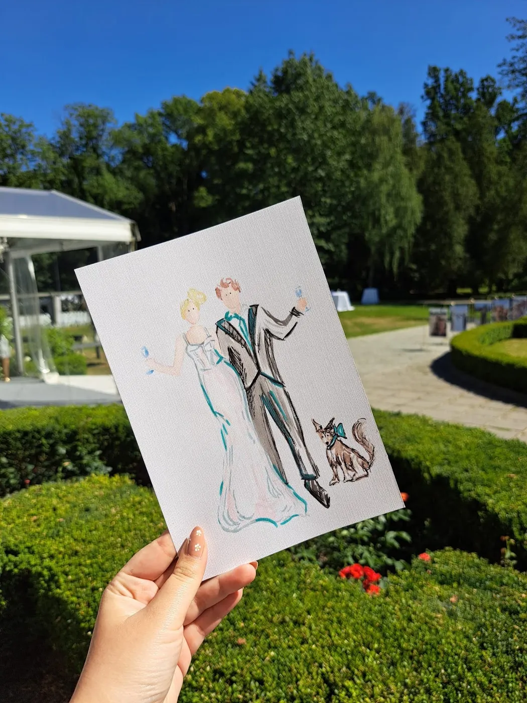 Akwarelowa ilustracja pary młodej z psem na tle ogrodu Pałacu Rozalin