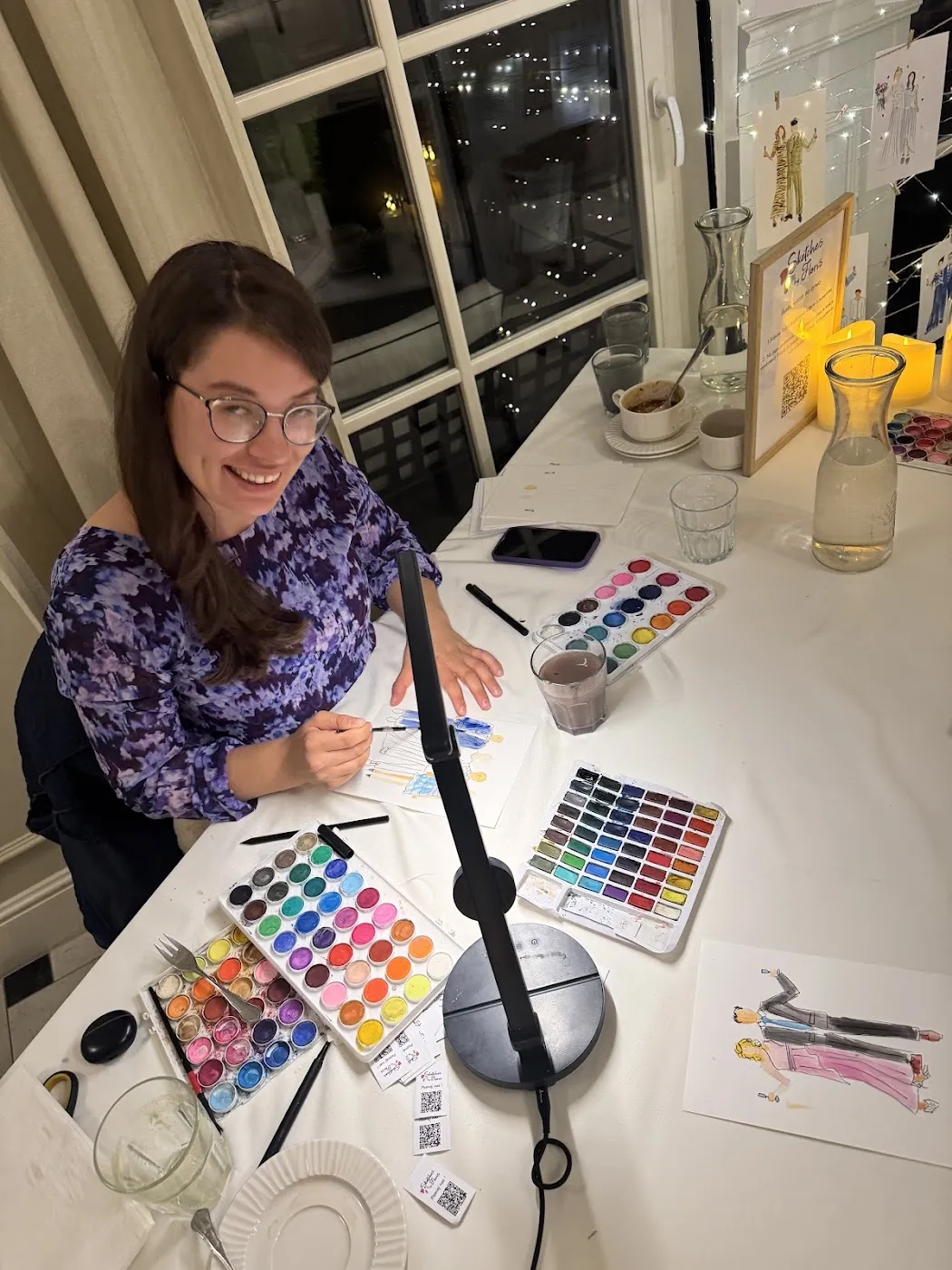 Artystka maluje akwarelowy portret gości przy stanowisku LiveArt w Złotopolskiej Dolinie
