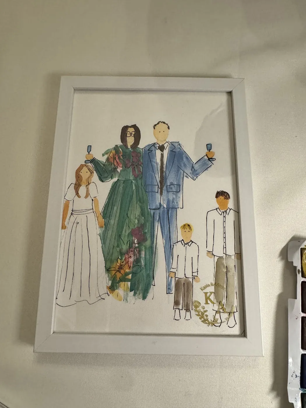 Oprawiona akwarelowa ilustracja rodziny z dziećmi w eleganckich strojach