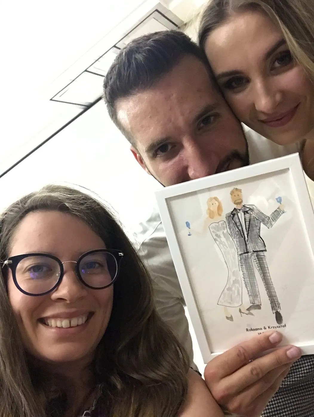 Goście robią sobie selfie z oprawioną ilustracją w Panoramie Tucholi