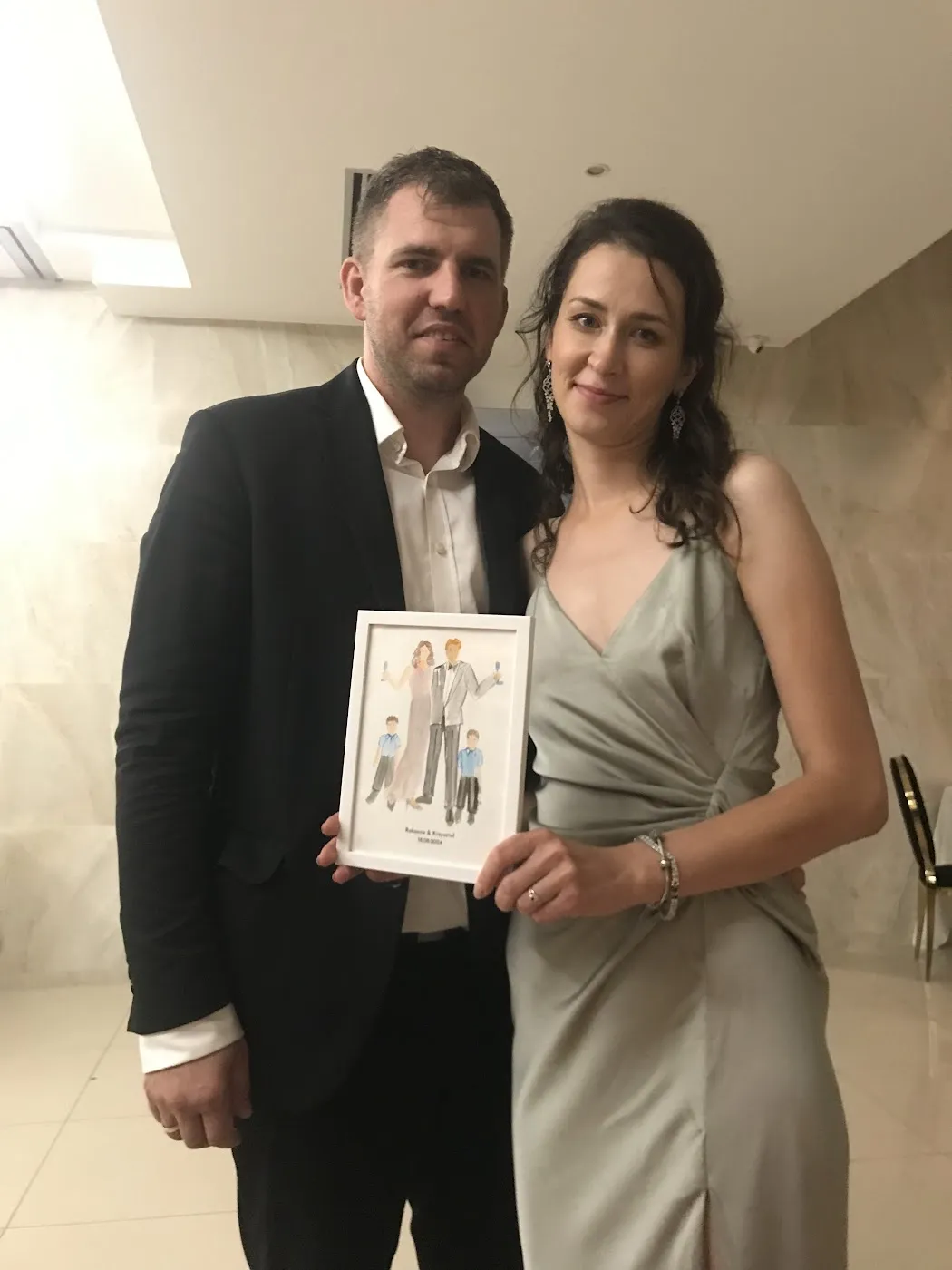 Para gości pokazuje swój akwarelowy portret na weselu w Panoramie Tucholi
