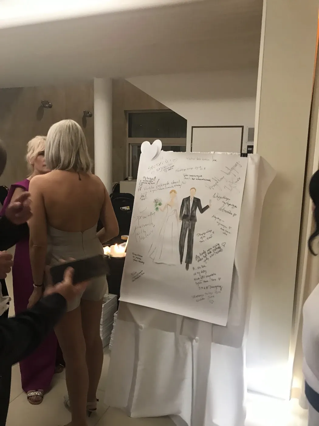 Ilustracja pary młodej z życzeniami gości na sztaludze w Panoramie Tucholi