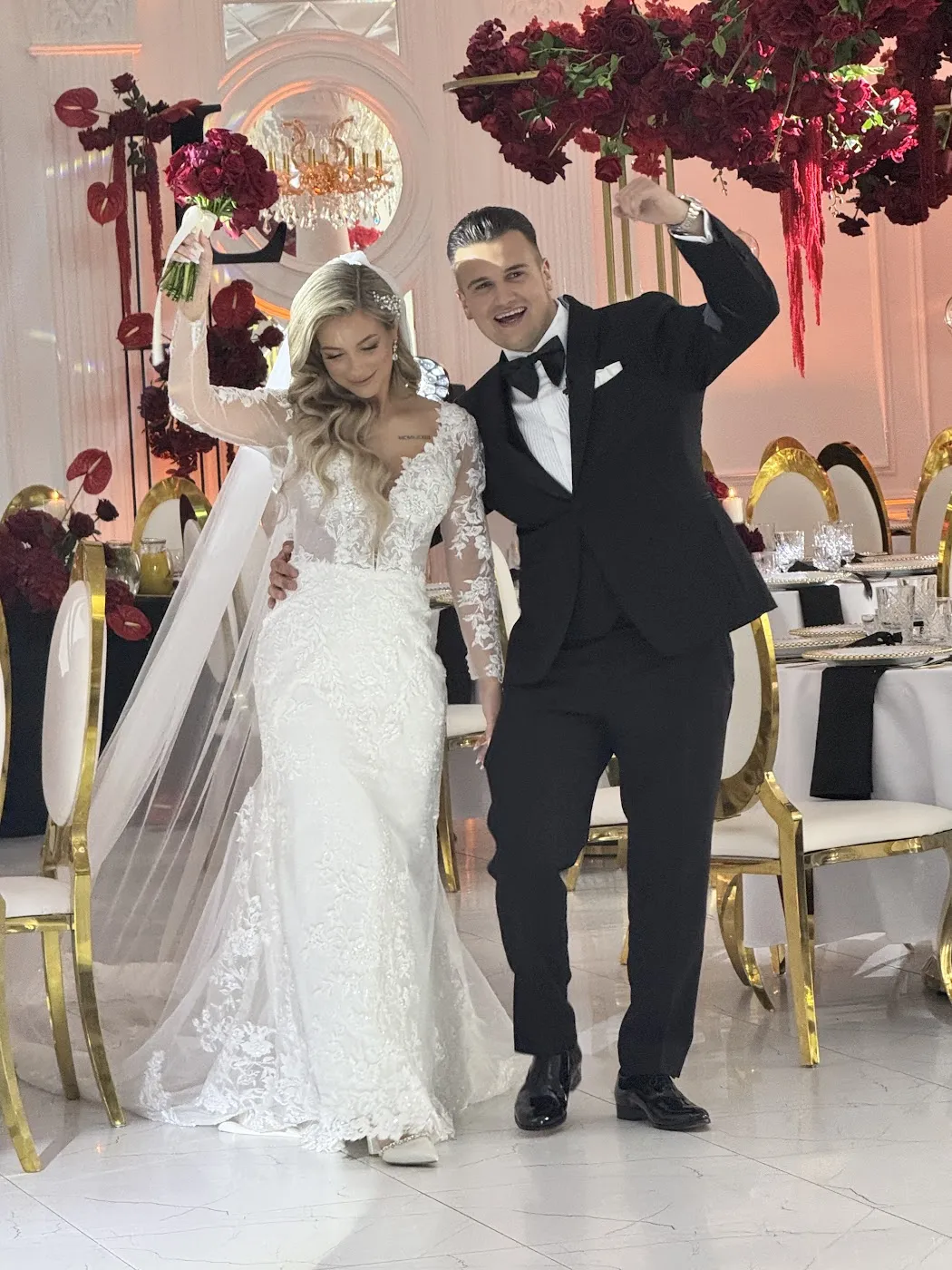 Para młoda radośnie wchodzi na salę udekorowaną czerwonymi różami w Belvedere Szczecin