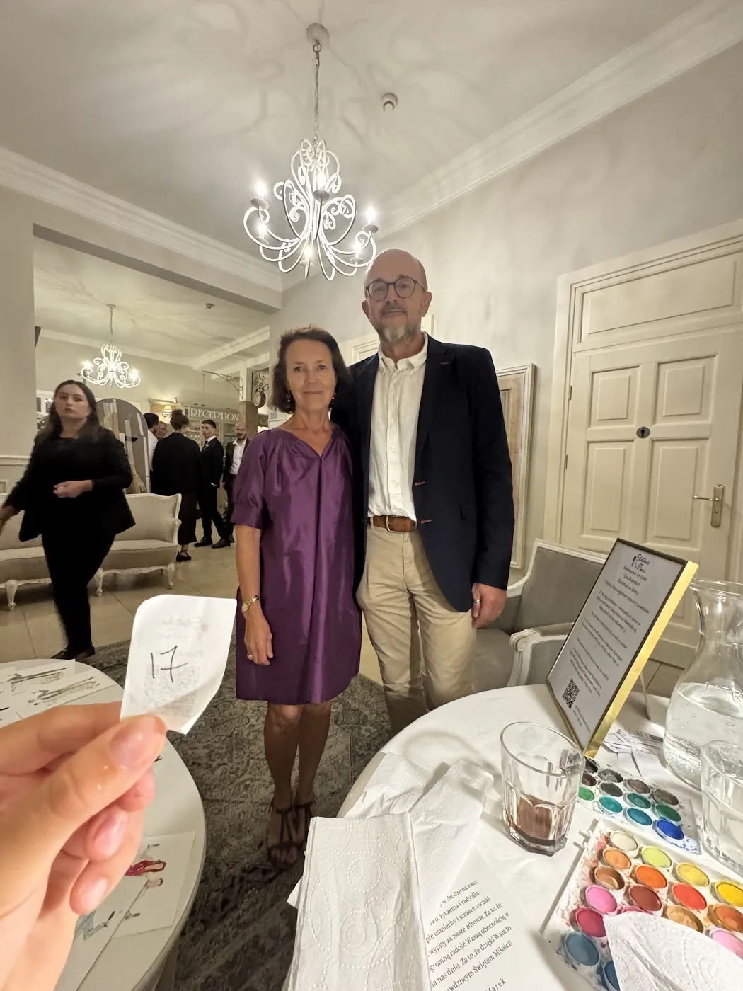 Para gości przy stanowisku LiveArt z farbami akwarelowymi w Złotopolskiej Dolinie