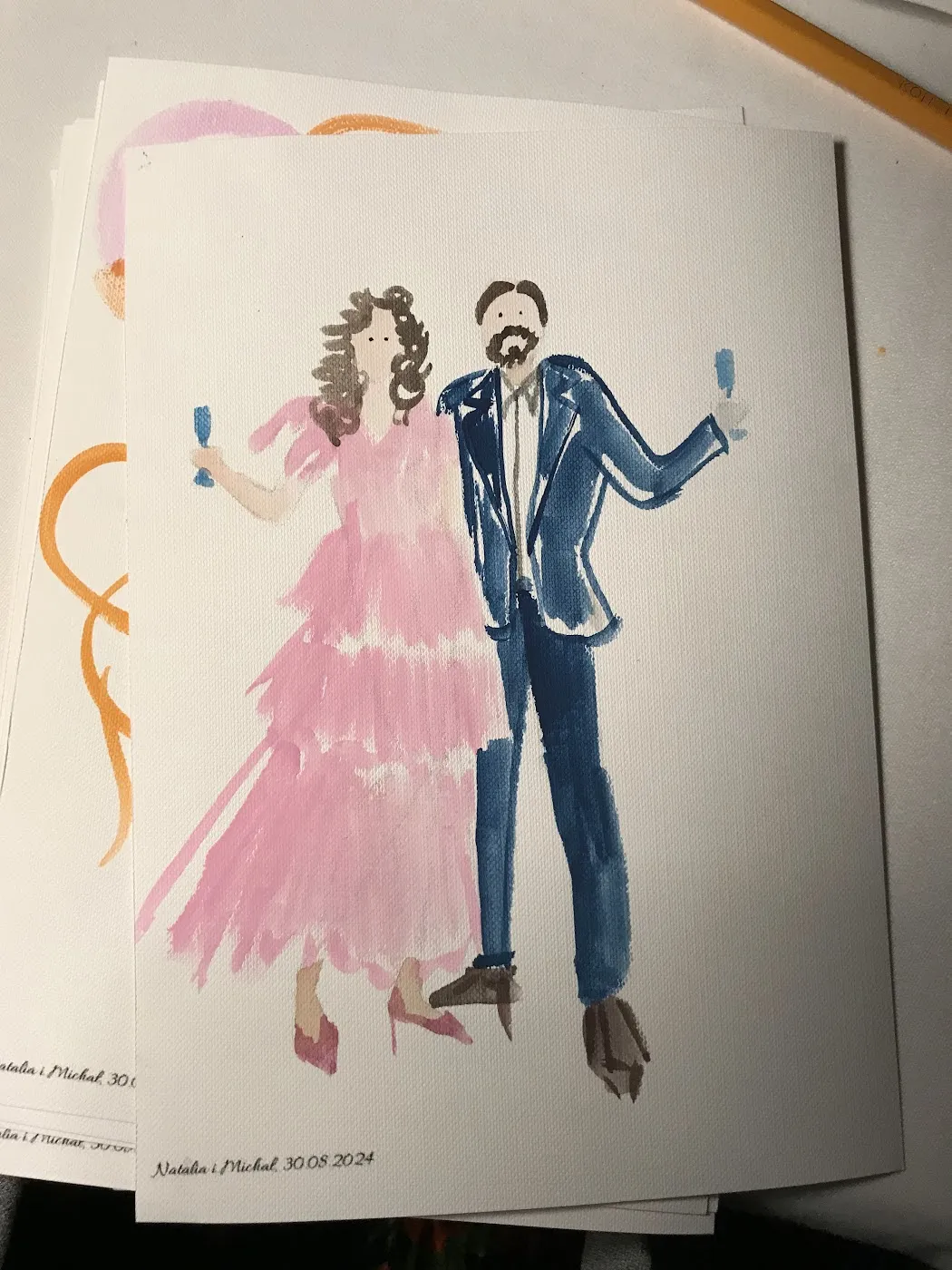 Akwarelowa ilustracja pary gości w różowej sukni i granatowym garniturze